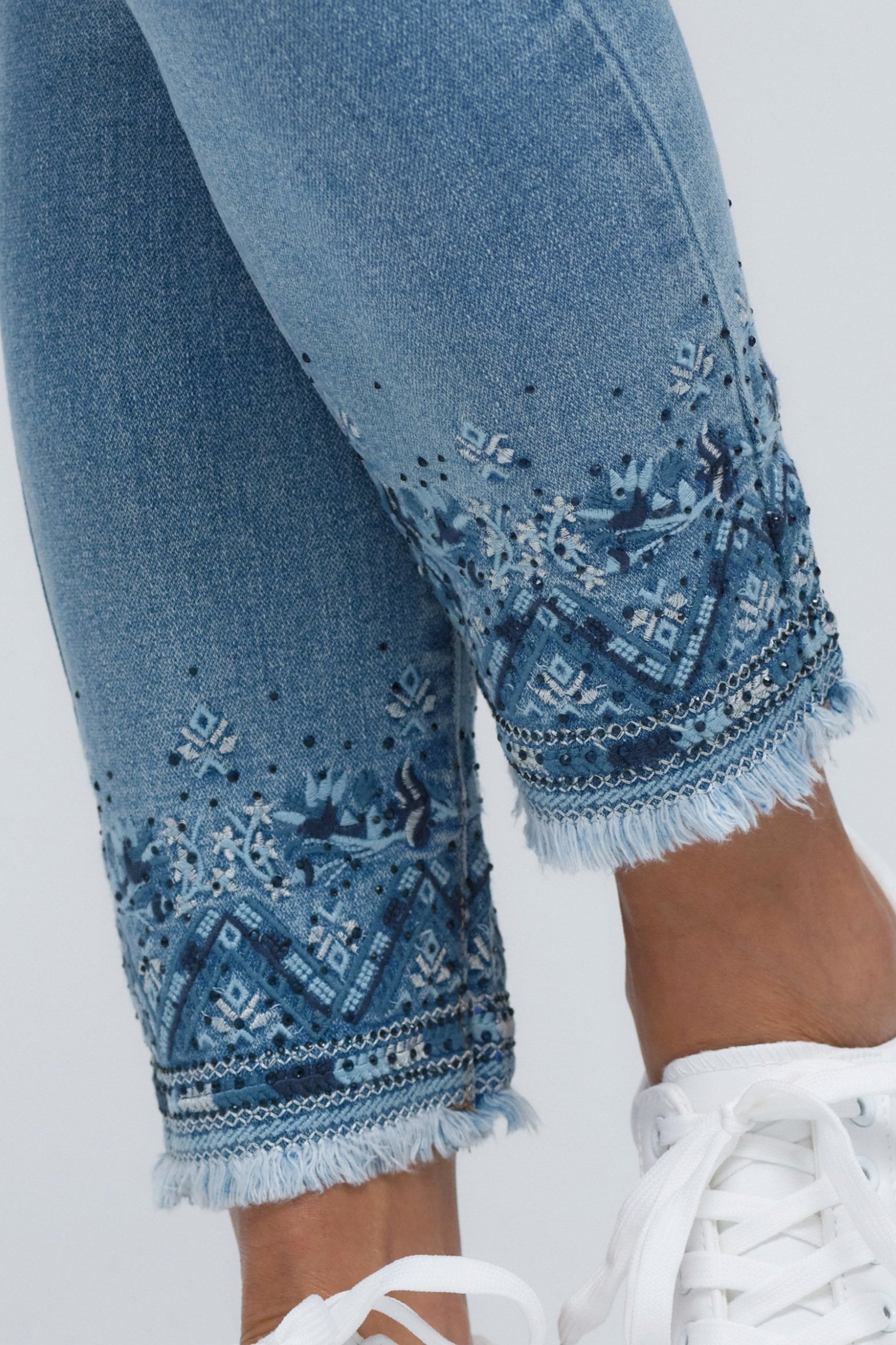 Ankle Pull-On Light Blue Jeans With Aztec Embroidery