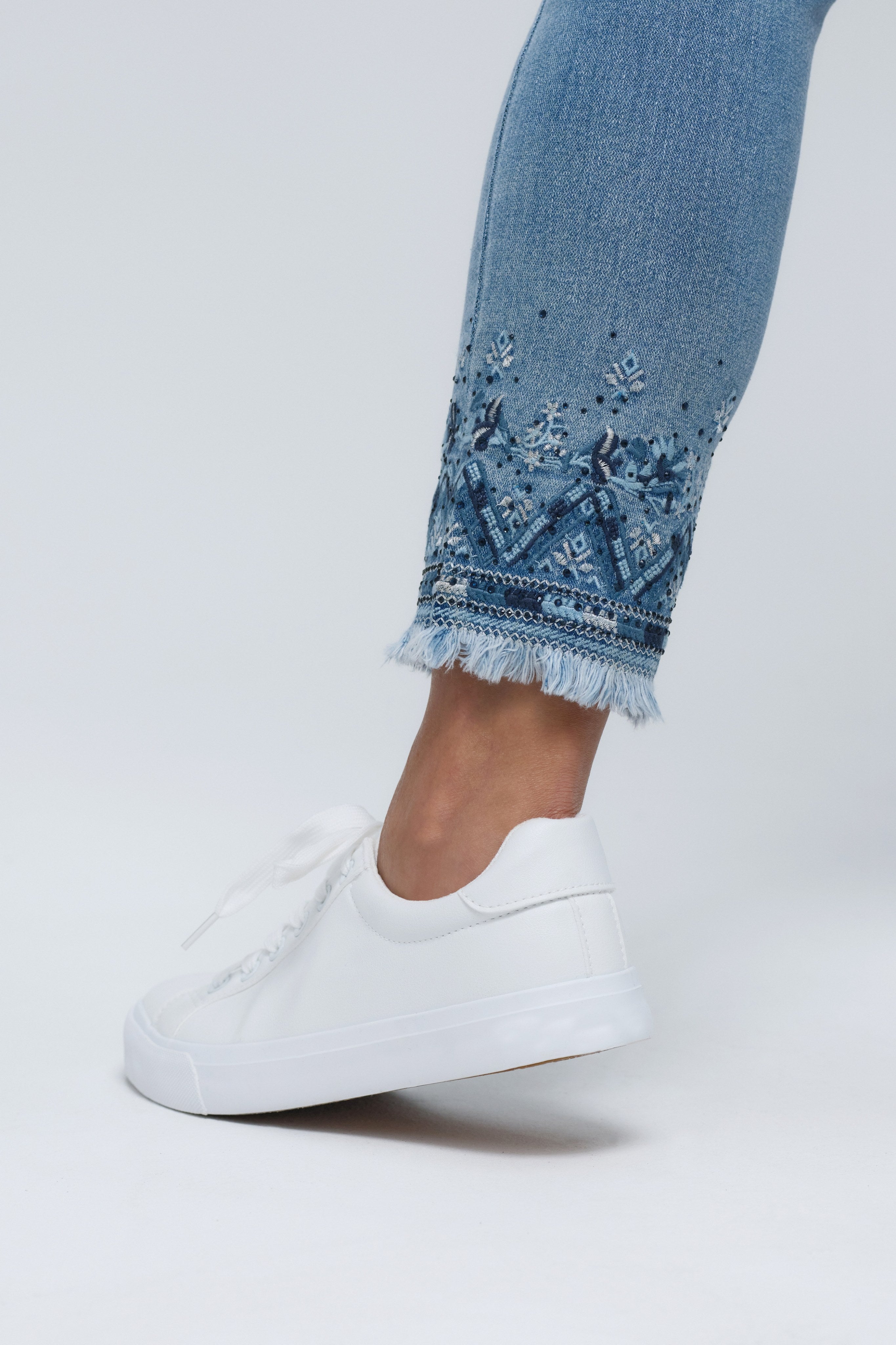 Ankle Pull-On Light Blue Jeans With Aztec Embroidery